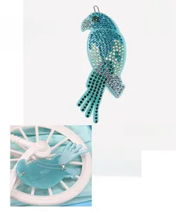 Dettaglio fermaglio a pappagallo in acetato blu con strass, 3,5x9cm con clip in metallo