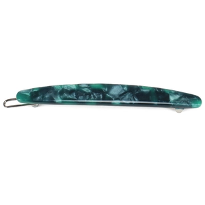 Détail d'une pince à cheveux en acétate avec motif marbre vert et fermoir en métal argent
