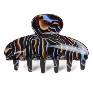 Vue détaillée de la grande pince à cheveux en acétate avec motif marbré bleu et brun