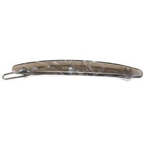 Détail d'une longue barrette à cheveux avec motif marbre gris et blanc sur acétate