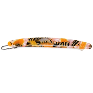 Gros plan sur la barrette en acétate avec motif marbré coloré orange et rose
