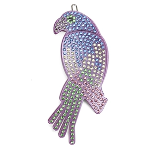 Dettaglio del fermaglio a pappagallo con strass colorati e base in acetato viola lucido