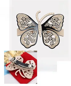 Détail de la pince papillon en acétate avec strass et dimensions de 6,3x8,1 cm indiquées