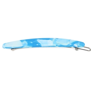 Vue détaillée d'une barrette en acétate à motif marbre bleu avec pince à ressort en métal