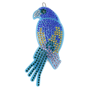 Dettaglio del fermaglio per capelli a pappagallo blu con strass colorati e gancio in metallo