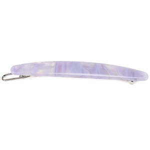 Détail d'une longue barrette en acétate avec texture marbrée lavande et fermoir métallique