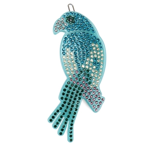 Vista macro del fermaglio per capelli a pappagallo blu con strass multicolore e dettagli
