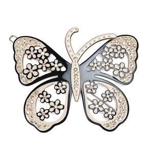 Vue détaillée de la barrette papillon ajourée avec strass et motifs floraux élégants