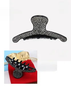 Vue détaillée de la pince à cheveux en acétate noir avec strass et dimensions 9,7x4,5 cm