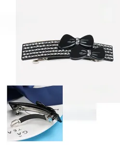 Vue détaillée de la barrette en acétate noir avec strass et pince à ressort en métal