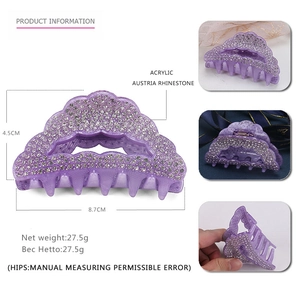 Détail de la pince à cheveux en acrylique violet avec strass et design en forme de vague