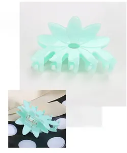 Detailansicht der 8,1cm mintgrünen Blumen-Haarklammer aus Acetat mit Federstruktur