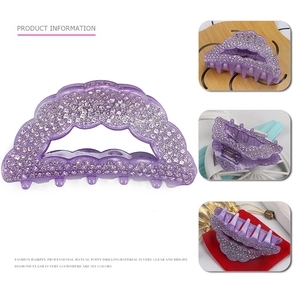 Vue détaillée de la pince à cheveux violette faite main avec des strass blancs incrustés