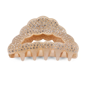 Détail macro de la pince à cheveux en forme d'éventail avec strass et acétate beige
