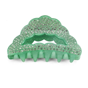 Détail macro d'une pince à cheveux vert menthe avec strass faits main et bords ondulés
