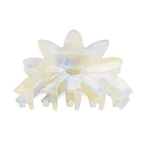 Nahaufnahme einer Haarklammer in Blumenform mit blau-gelber Marmor-Textur aus Acetat