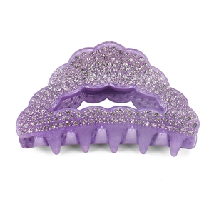 Détail de la pince à cheveux lavande ornée de strass brillants et design ondulé
