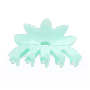 Detailansicht der mintgrünen Haarspange in Blumenform aus glänzendem Acetatmaterial