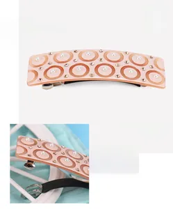 Détail de la pince à cheveux en acétate rose avec perles et strass 2,8x8,6 cm