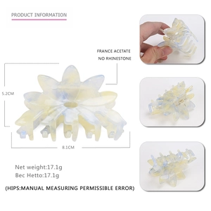 Eleganter Haarclip aus Acetat in Blumenform mit blau-gelbem Marmormuster für Damen