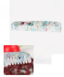 Macro detail of portable floral acetate hair comb with 9x2cm dimensions and 4.1g weight
