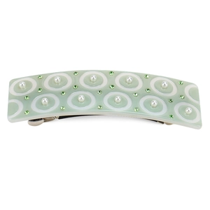 Détail de la barrette en acétate vert clair avec cercles concentriques et strass brillants