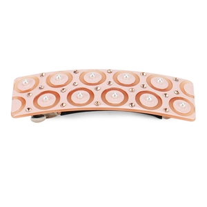 Détail de la barrette en acétate rose avec perles nacrées et strass champagne brillants