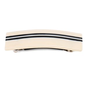 Détail d'une pince à cheveux rectangulaire blanc crème avec fines rayures noires