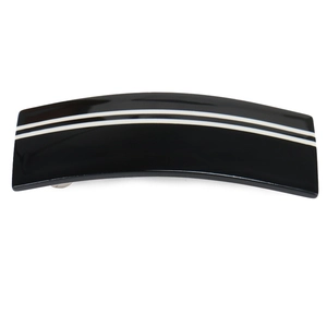 Détail d'une pince à cheveux rectangulaire avec un motif à rayures noires et blanches