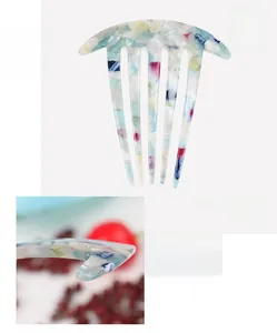 Detailed macro view of the 8x7.2cm colorful marble acetate 5-prong hair fork texture