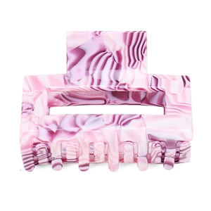 Détail d'une pince à cheveux rectangulaire en acétate avec motif de marbre rose et violet