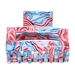 Détail d'une pince à cheveux carrée creuse avec motif marbré rouge et bleu chic