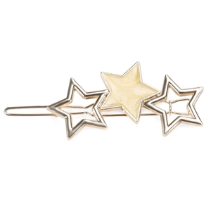 Detail van een stervormige gouden haarklem met beige marmeren oliedruppel en holle metalen frames