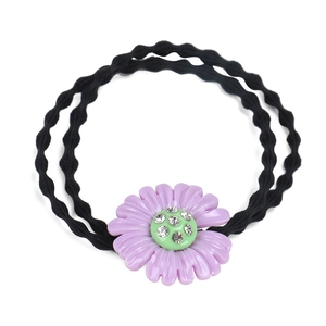Dettaglio dell'elastico a margherita viola con doppia fascia nera e centro in cristallo