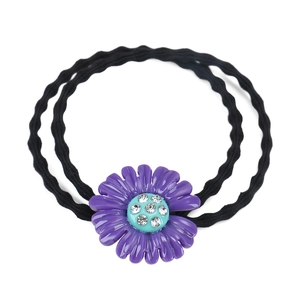 Dettaglio dell'elastico margherita viola con strass e nastro elastico ondulato nero