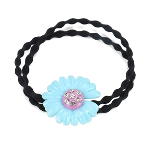 Dettaglio dell'elastico per capelli a girasole blu in acetato con strass brillanti