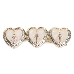 Details von drei herzförmigen Goldclips mit weißer Emaille und Vintage-Reliefporträts
