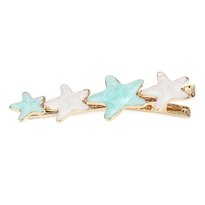 Détail d'une barrette étoile de mer avec émail vert menthe et blanc sur alliage doré