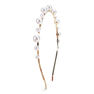 Elegant gold alloy headband with various sizes of white pearls for bridal wedding hairstyle
