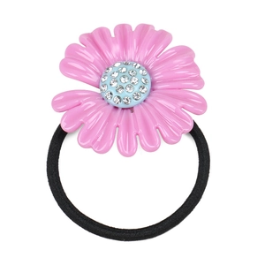 Detail van roze acetaat madeliefje haarelastiekje met blauw strass hart en elastische band
