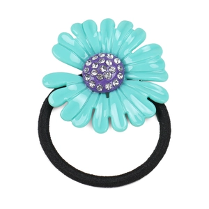 Detailopname van de daisy haarelastiek van acetaat met paarse strass-steentjes in het midden