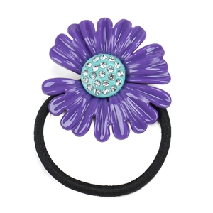 Detail van paarse madeliefje haarelastiek met acetaatbloem en fonkelende strass-steentjes
