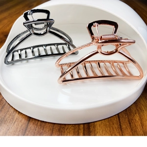Elegant hollow alloy hair claw clip in gun black and rose gold with non-slip teeth