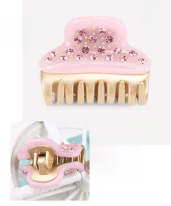 Détail de la pince à cheveux rose en acétate avec strass et dimensions 4.3x3.0cm