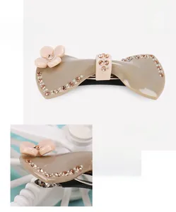 Détail de la barrette à nœud en acétate avec strass brillants et motif floral