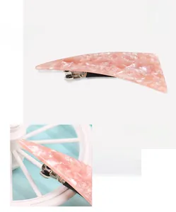 Detail of pink marble acrylic hair clip showing weight 13.2g and size 9.7x4.2cm