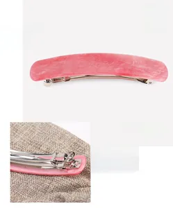 Dettaglio del fermaglio in acrilico rosa marmorizzato con molla in metallo argento
