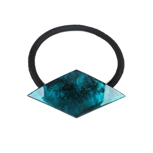 Detail of high-elasticity hair tie with a geometric rhombus emerald marble resin piece