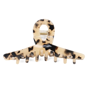 Detail der Haarklammer aus beige-schwarzem Acetat mit glänzendem Schildpatt-Muster