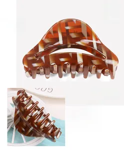 Dettaglio della molletta per capelli in acetato tartarugato con dimensioni 8,9x4,3cm